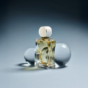 Estée Lauder анонсировали запуск аромата Glimmer, лицом которого стала Хейли Стайнфелд