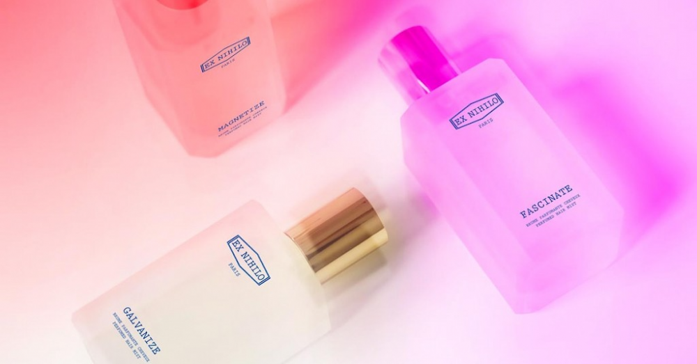 можно ли духи на волосы. девушка наносит парфюм на волосы. нанесение масляных духов. парфюмерное масло с кисточкой. девушка наносит парфюм.